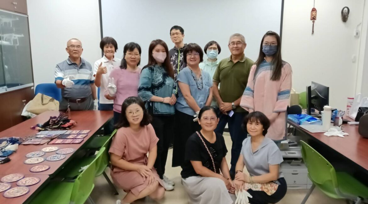 客家文化產業研究所專家實物分享--客家南北刺繡與服飾